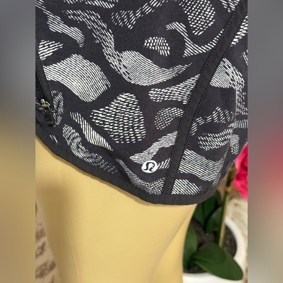 lululemon athletica Black and Gray Patterned Athletic Shorts - Picture 7 of 11